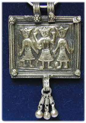 antikes Silberamulett mit Piktogramm