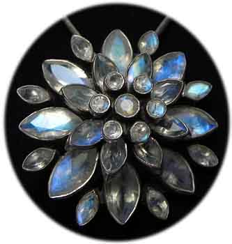 Mondstein Lotus Amulett