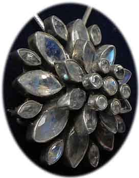 Mondstein Lotus Amulett