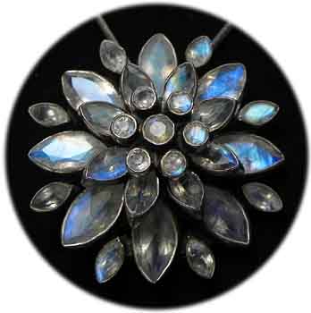 Mondstein Lotus Amulett