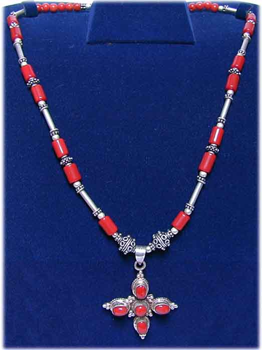 Korallenkreuz an Silber/Korallenkette