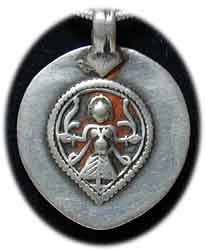 antikes Silberamulett mit Piktogramm