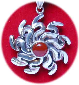 Sonnenamulett an Silber/Karneolkette