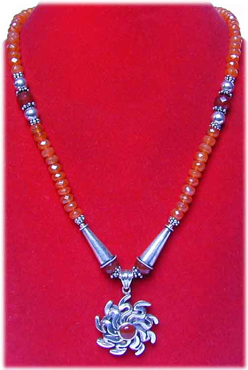 Sonnenamulett an Silber/Karneolkette