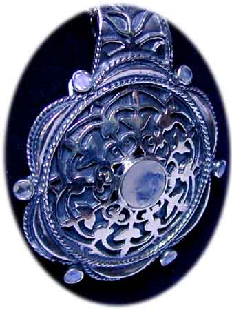  Vajra Mandala Amulett mit Mondsteinen